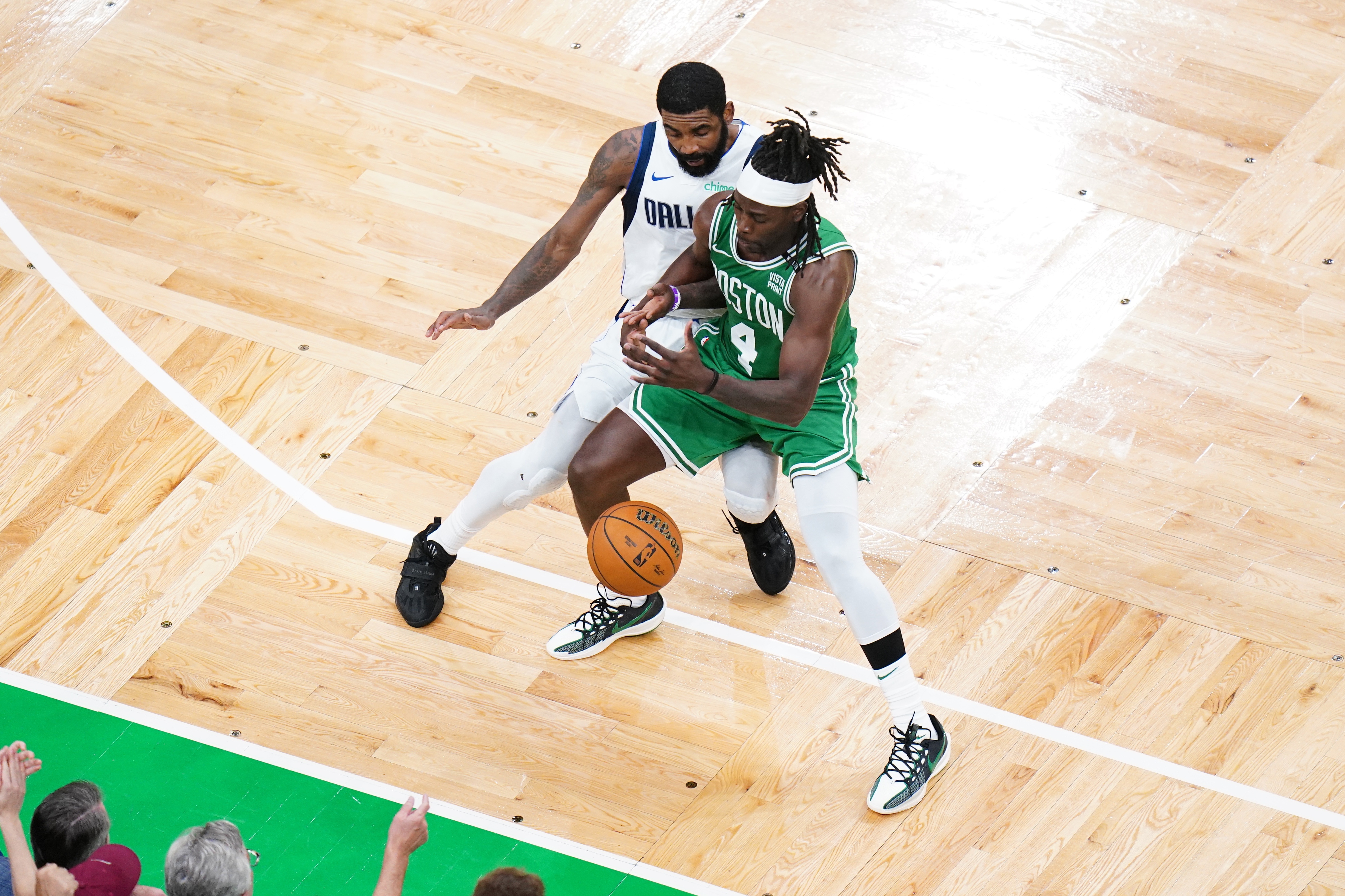 爱游戏体育-北京队鏖战凯尔特人，利拉德高光表现